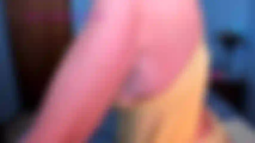 Fingeringassvibingclit- ich fingere meinen arsch und benutze meine schwingung auf meiner klitoris.