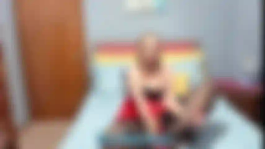 Stocking neckt dirty talk – ich zeige meine beine in schwarzen strümpfen und roten absätzen und necke sie dann mit meinem großen arsch. Ich reite ein spielzeug und hüpfe mit meinem großen milf-arsch.