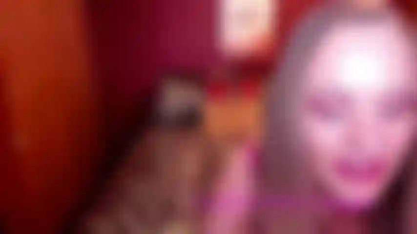 Kurzes kleines video von mir, wie ich sexy enge lederhosen modelliere und dich mit meinem großen arsch necke.