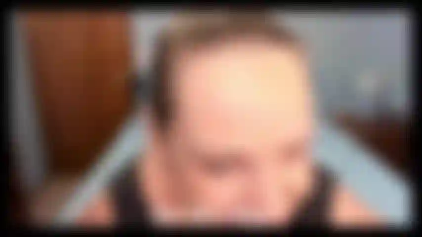 Ein schwarzes, enges kleid mit schwarzen plateau-absätzen modelliert, sie neckt und modelliert und dann einen dildo lutscht.