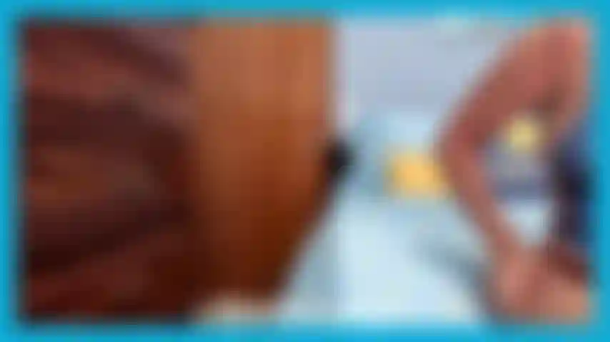 Model aus braunem nylon, die auf versauten plateauschuhen angibt und mit meinem großen arsch neckt. Die sich vorbeugt und ihre muschi entblößt. Dirty talk und joi.