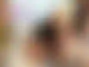 In diesem video trage ich einen schwarzen pvc-glanzrock und topmodele ihn und necke dich mit meinem arsch. Ich mache dann eine goldene show, ziehe mich aus, rede schmutzig und ermutige dich mit freude.