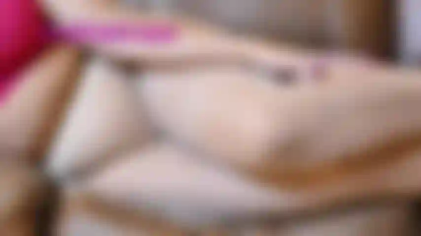 Strumpfhosenliebhaber sehen mir zu, wie ich braune, beige, schwarze und lila strumpfhosen modelliere. Posiere und zeige arsch, beine, füße und eine nahaufnahme des schieren schritts, während ich dir anweisungen zum wichsen / ermutigung zum abspritzen gebe.