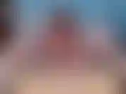 Aufgezeichnete privatshow von mir, wie ich anfing, ein sexy nadelgestreiftes sekretärinnen-outfit mit weißen strümpfen und schwarzen absätzen zu tragen. Ich rede schmutzig mit freude und fingere meine muschi, während ich dir sage, dass du abspritzen sollst.