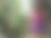 Laufe im freien herum, beuge mich vor und gebe dir ungezogene blitze und den rock hoch, um meinen großen arsch, meine blitzenden titten und meine muschi zu sehen.