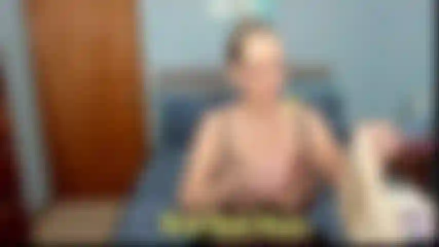 Ein model für ein großes beiges oma-höschen und reite auf einem dildo. Ich ziehe das beige satin-oma-höschen an und reite auf einem dildo.