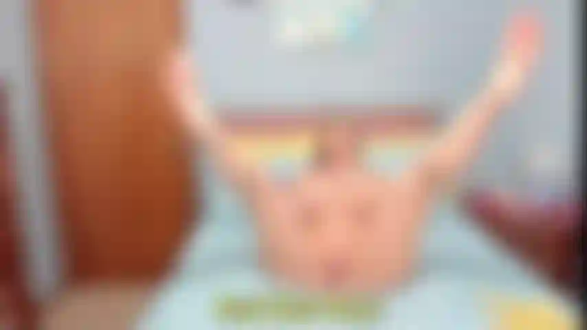 Schnüffele und streichle an meinen füßen – viele anweisungen zum wichsen mit nackten füßen.