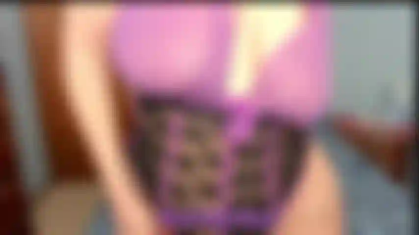 Eine schlampe, die schwanz lutscht und reite – ich trage einen sexy lila teddy. Ich lutsche langsam an einem dildo, während ich ihren arsch zeige und ihn schüttle, und dann reite ich auf dem toy-schütteln-hintern.