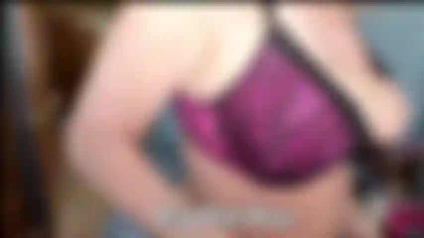 Führe satinhöschen vor. Schauen sie mir zu, wie ich mehrere seiden- und satinhöschen auf meinem riesigen hintern vorführe. Ermutige sie mit schmutzigen sprüchen zum abspritzen.