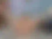 Ich bin nackt mit braunen strümpfen und absätzen. Ich necke dich, während ich mit mir selbst spiele, meine langen beine zeige und dann mit einem dildo ficke.