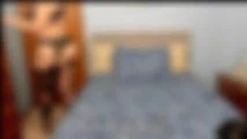 Mit wippendem hintern in strapsstrumpfhosen.