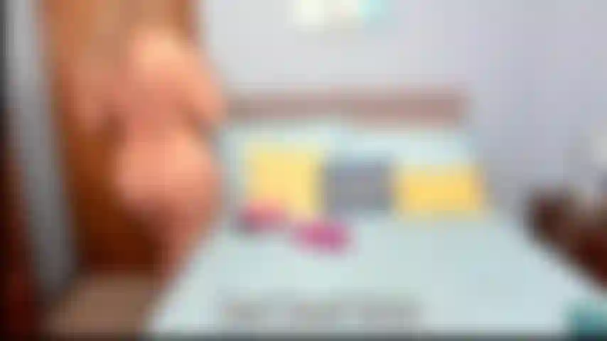 Die mich mit dem anprobieren von satinhöschen in mehreren lagen neckt. Sieh mir zu, wie ich mehrere paar satinhöschen anprobiere, sie übereinander trage und sie dann einzeln ausziehe, während ich dich mit meinem dicken hintern necke.