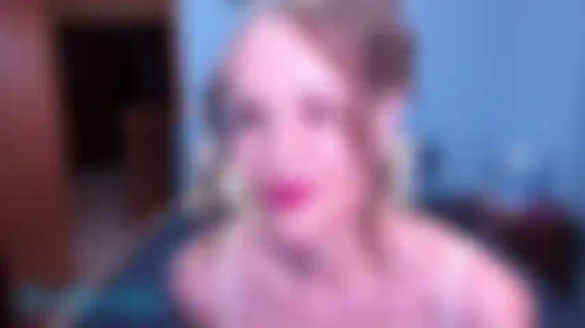 Mit einem dirty-talk-fingerspielzeug meinen großen milf-arsch zur schau stellt und dich dazu ermutigt, zu wichsen und davon zu träumen, mich im doggystyle zu ficken.