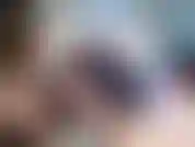 Gekleidet in ein schwarzes enges kleid und schwarze strumpfhosen und absätze. Ich liege auf meinem bauch und zeige meinen mit strumpfhosen bedeckten arsch. Ich lutsche einen dildo und rede darüber, dass es dein schwanz ist. Ich lutsche und würge ein wenig, während ich in die kamera schaue.