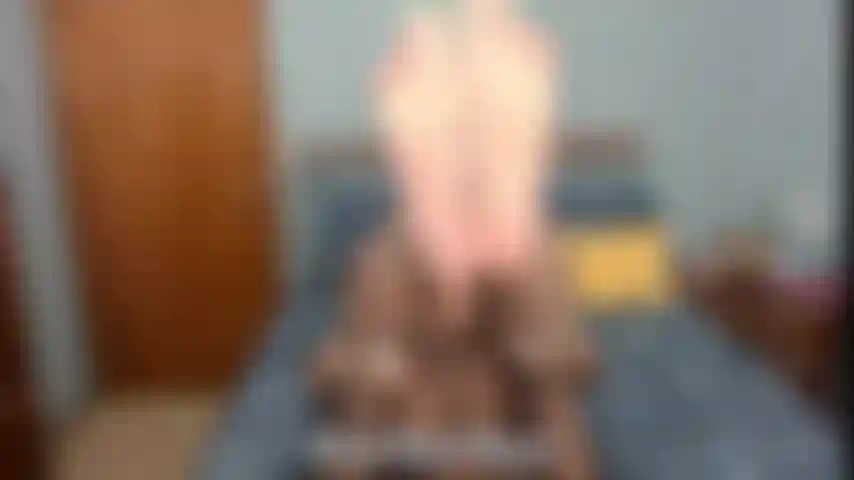 Schnüffele und streichle an meinen füßen nr. 2 – Kurzes kleines fuß-tease-video, in dem ich dir sage, du sollst an meinen füßen schnüffeln und deinen schwanz für mich streicheln. Nahaufnahmen nackter, faltiger sohlen beim joi.