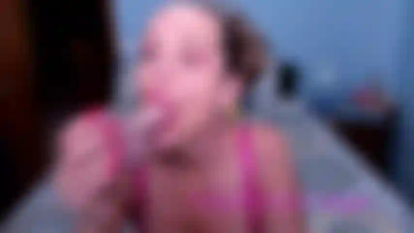 Heiße aufgezeichnete show, in der ich einen dildo lutsche und einen schlampigen blowjob mit viel speichel und würgen gebe.
