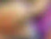 Sieh mir zu, wie ich in meinem hinterhof unartig werde. Ich zeige meine titten, fotze & arsch. Dann lege mich ins gras und fingere meine fotze.