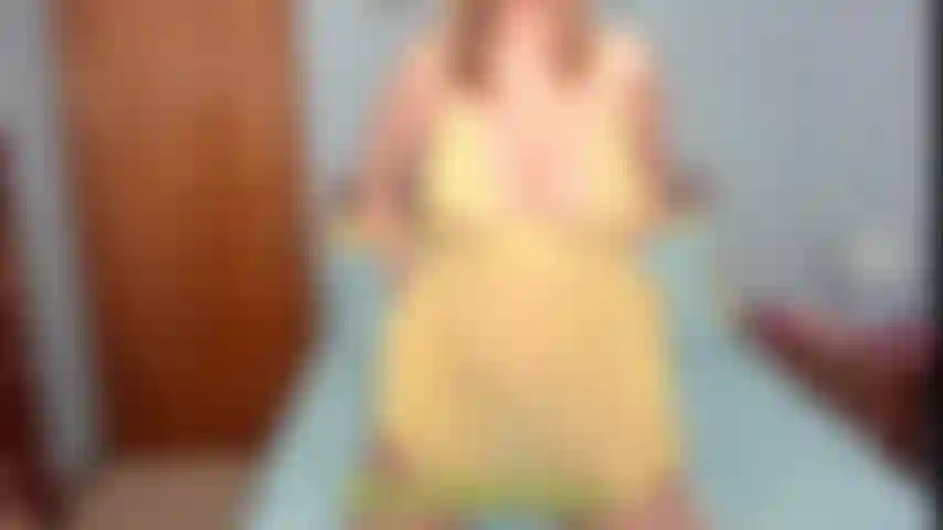 Arsch-twerking und fingerficken im pov – ich schüttle meinen großen arsch, twerke und fingere dann meine enge muschi aus nächster nähe.