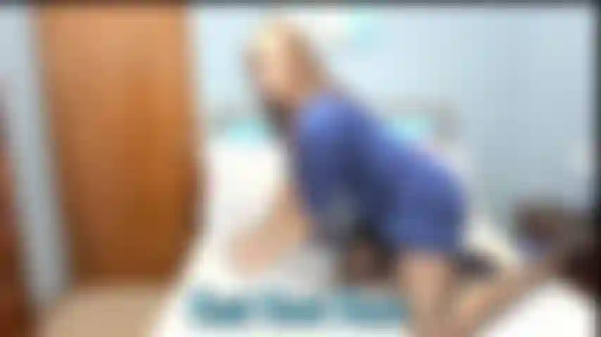 Toy-fick in nylons und high heels – sexy blaues kleid und schwarze nylons, neckisches vorführen des arsches, dann ficken der muschi mit toy und gespreizten beinen.