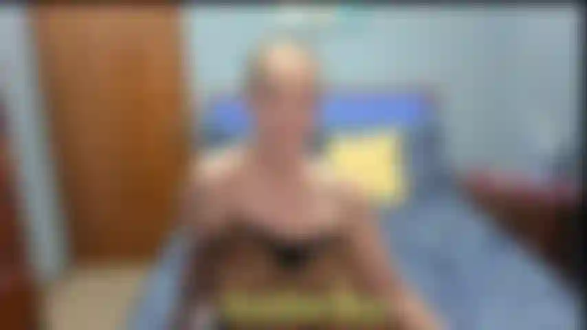 Bete meinen arsch und meine sohlen an, ich zeige meinen großen arsch und sage dir, du sollst ihn mit meinen füßen anbeten.