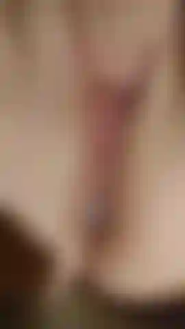 Eine milf-frau, die mit ihrer muschi spielt.