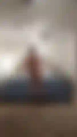 Ein sexy ehemann, der sich auf den hintern schlägt und seinen schwanz streichelt.