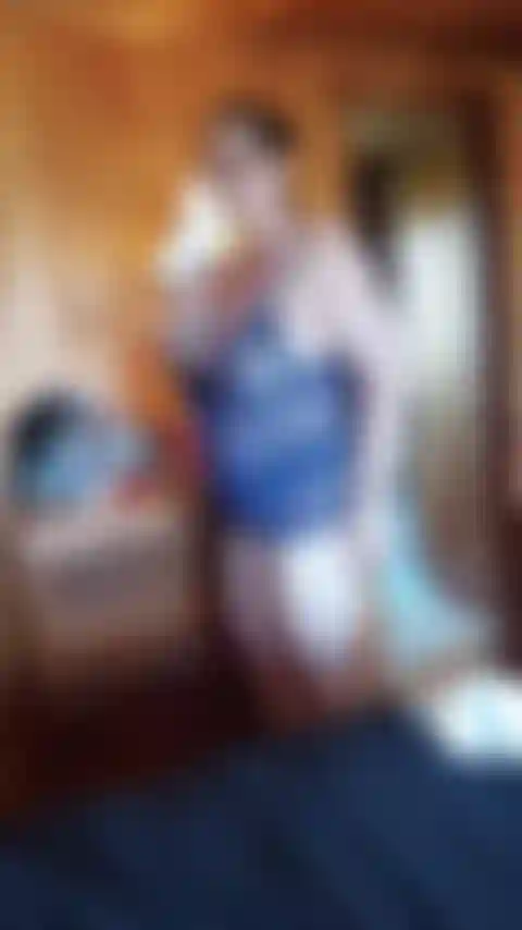 Eine sexy milf-ehefrau und sehe in ihrer blauen unterwäsche heiß aus.