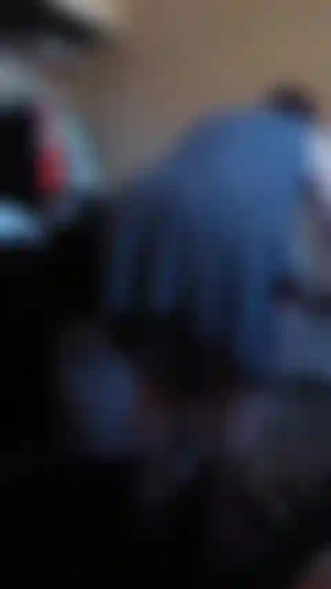 Mal sehen, wie nackt der arsch und die schönen titten sind.