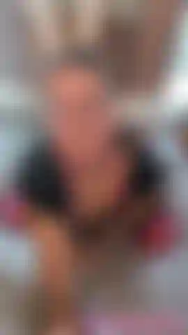 Bunny-schlampe holt ihre titten raus.