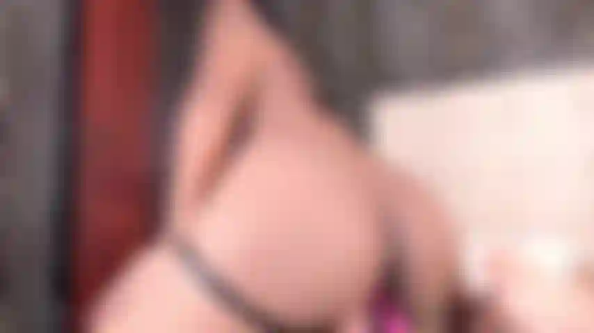 Wie meine edelsteine ​​in dein ohr eindringen, während du mich beim ficken siehst.