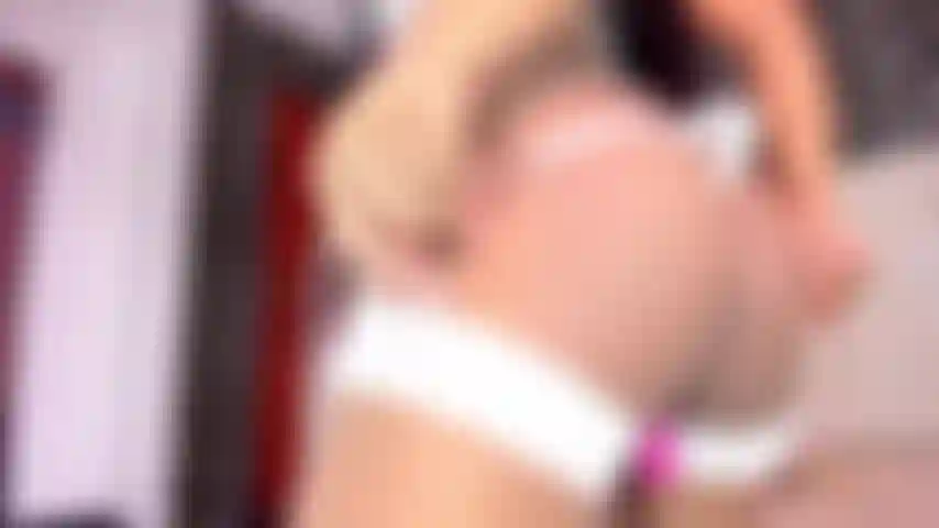 Reite auf einem dicken dildo, der meine muschi zum spritzen bringt.