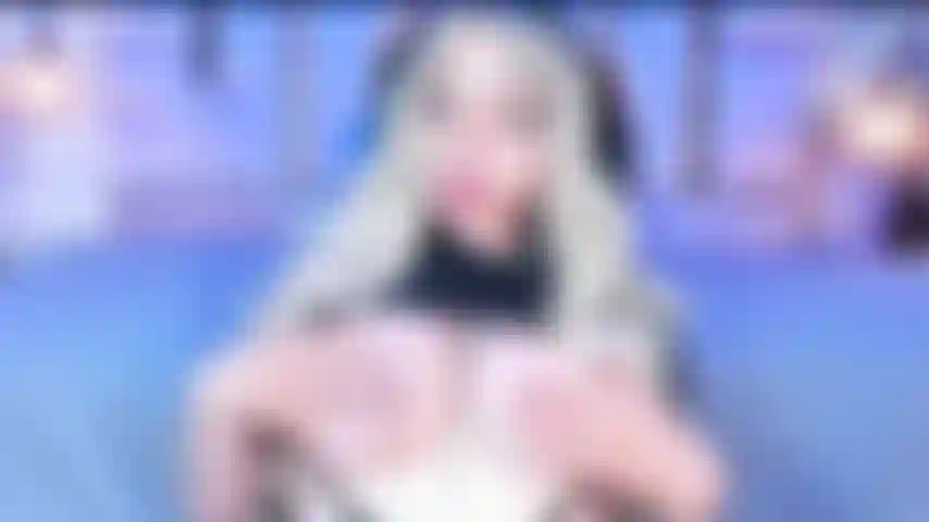 Sexy blondine will deinen cremigen schwanz.