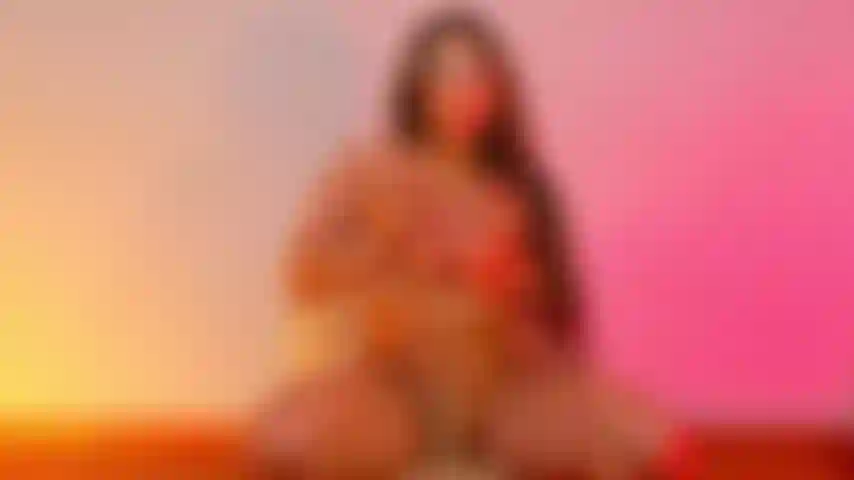 Deren oberkörper auf dem boden reitet.