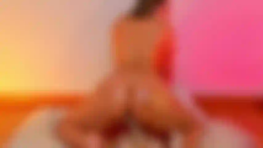 Die einen riesigen dildo und ihren oberkörper tief und hart reitet.