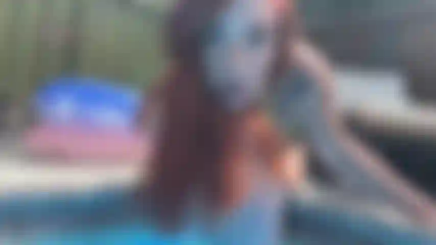 💦 Nasse fußsohlen am pool & verweigerung – du bist schon ein freak für füße, aber was könnte sie noch besser machen? Nasse sohlen und zehen, die vom wasser glitzern und auf deine anbetung warten. Meine perfekt pedikürierten füße verdienen eine heiße anbetungssession, während ich am pool sitze und die sonne genieße. Tropfnass, so verlockend zum lutschen und wunderschön. Kauf diesen clip, um meine nassen fußsohlen anzubeten und mit einem verweigerungs-countdown abgewiesen zu werden.