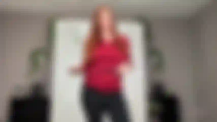 Als deine reitlehrerin habe ich heute eine besondere lektion für dich. Zuerst weise ich dich an, deine kleider auszuziehen, bevor ich enthülle, was meine große überraschung ist. Du beginnst dich nervös und aufgeregt zu fühlen, als du siehst, dass ich meine reitgerte in der hand halte, und du ziehst dich nackt für mich aus. Du wirst genau das tun, was ich sage – also wenn ich sage, zieh dich aus und werde hart? Genau das wirst du tun! Ich öffne den reißverschluss meiner engen reithose und enthülle einen riesigen hengstsschwanz und sage dir, dass du jeden zentimeter davon nehmen wirst. Dann ziehe ich mein shirt hoch und zeige meine gewaltigen ddd-titten. Meine riesigen titten und mein enormer schwanz werden dich völlig überwältigen, und du wirst jede sekunde davon lieben! Ich werde dich mit meinem hengstsschwanz ficken, bis ich dir befehle, für mich zu kommen. Während du für mich kommst, werde ich dich besamen und dich vollständig mit einer ladung sperma füllen. Dann wirst du dich umdrehen und ihn für mich lutschen. Du bist meine schwanzgeile schlampe – ich kann nicht glauben, dass du die gesamte länge beim ersten versuch genommen hast!