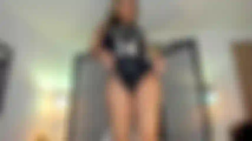 Striptease einer blondine.