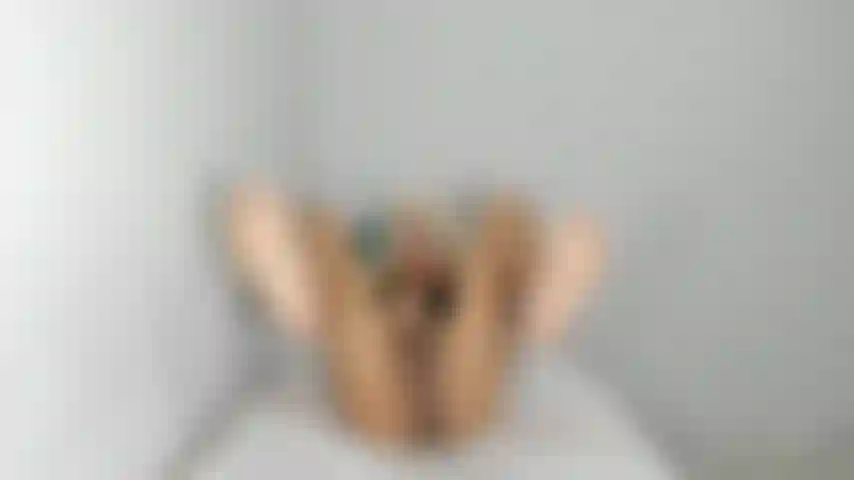 Beine offen + füße + arschloch + wichsen.