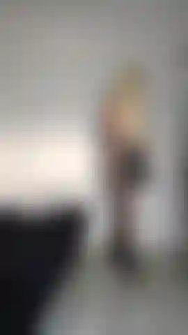 Voller striptease mit netzstrumpfhosen und high heels.