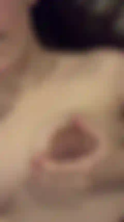 Die sinnlich mit ihren titten spiele.