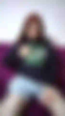 "Schau mir zu, wie ich langsam an meinen fingern sauge und sie voller verlangen genieße... Meine hände drücken und streicheln meine brüste und zeigen sie nur für dich. Willst du mehr?"