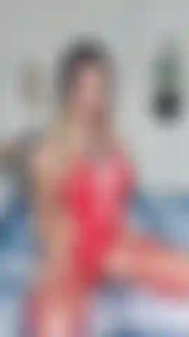 Mach mit, während ich an dir reibe, stöhne und dich necke.