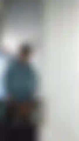 Du brauchst eine strenge milf, die dir eine lektion erteilt.