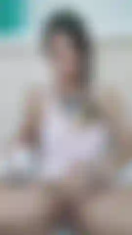 Sieh zu, wie ich die haare von meiner muschi rasiere, bis sie schön glatt für dich ist.