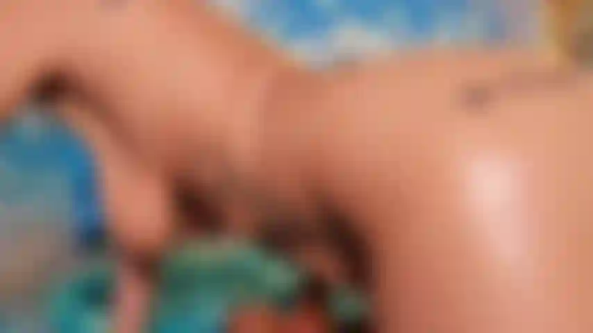 Auf einem großen schwarzen schwanz hüpft.