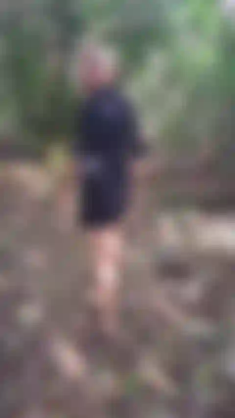 Ein frecher spaziergang durch die festung, nackt und spritzend.