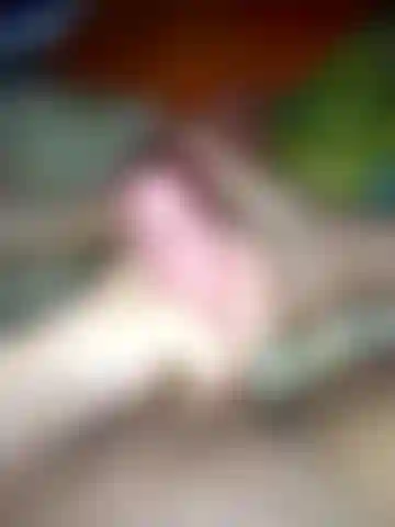 Schaue mir pornos an und lasse meine eier an meinen füßen auslaufen (pinke zehennägel und dicke weiße ladung).