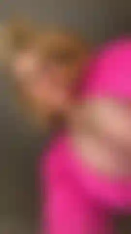 Ficke meinen dildo in der cowgirl-stellung und spiele mit meinen großen titten.