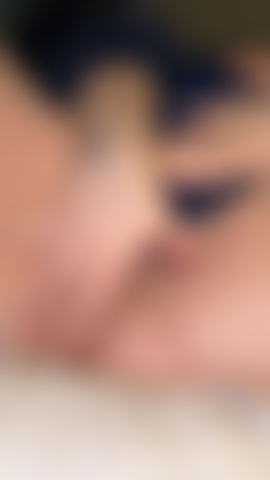 Spiele mit einer frisch rasierten muschi.