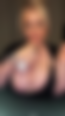 Wichse titten und lasse diesen 20 cm langen schwanz über meine titten spritzen.